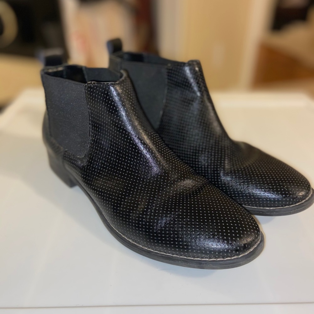 Low rise black boots